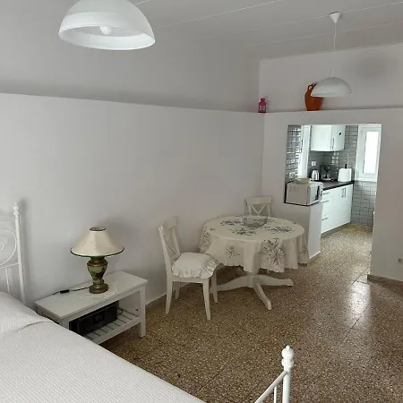 Semesterbostad Blue And White Kremastí