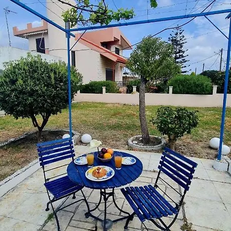 بيت للعطل Blue And White