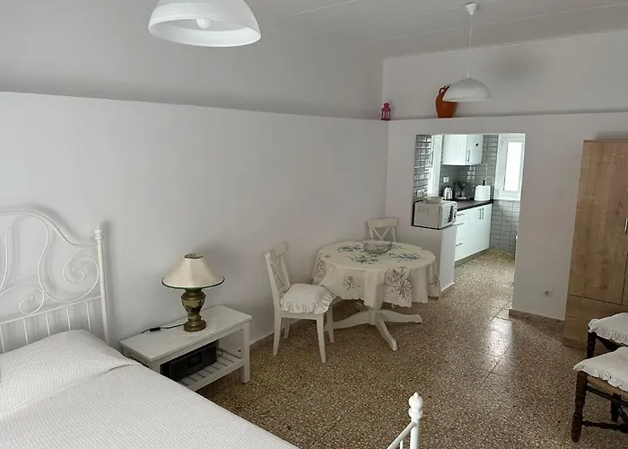 度假居 Blue And White Kremastí